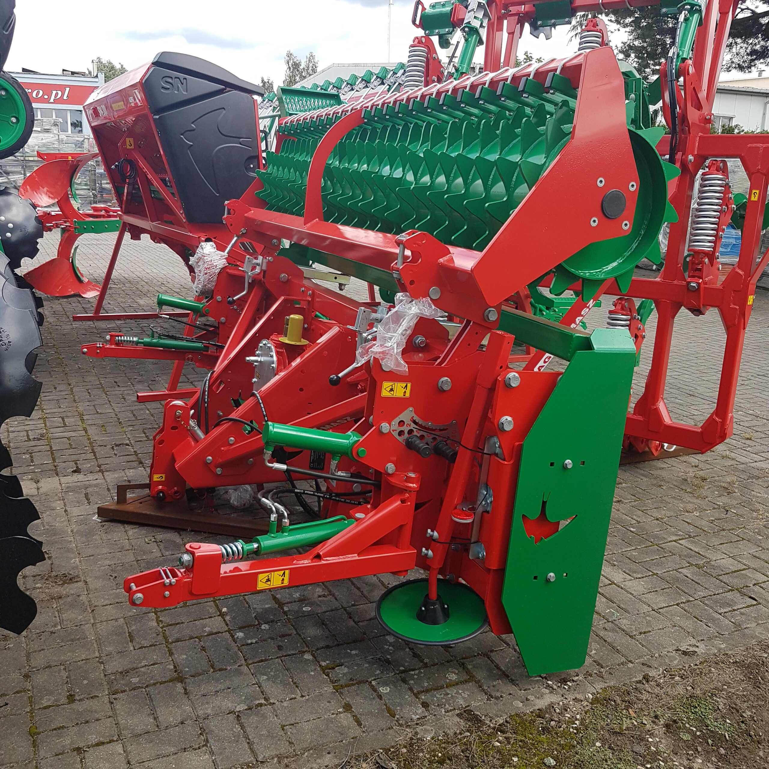 Siewnik nadbudowany SN301 z agregatem aktywnym ANA30 AGRO-MASZ - obrazek 2
