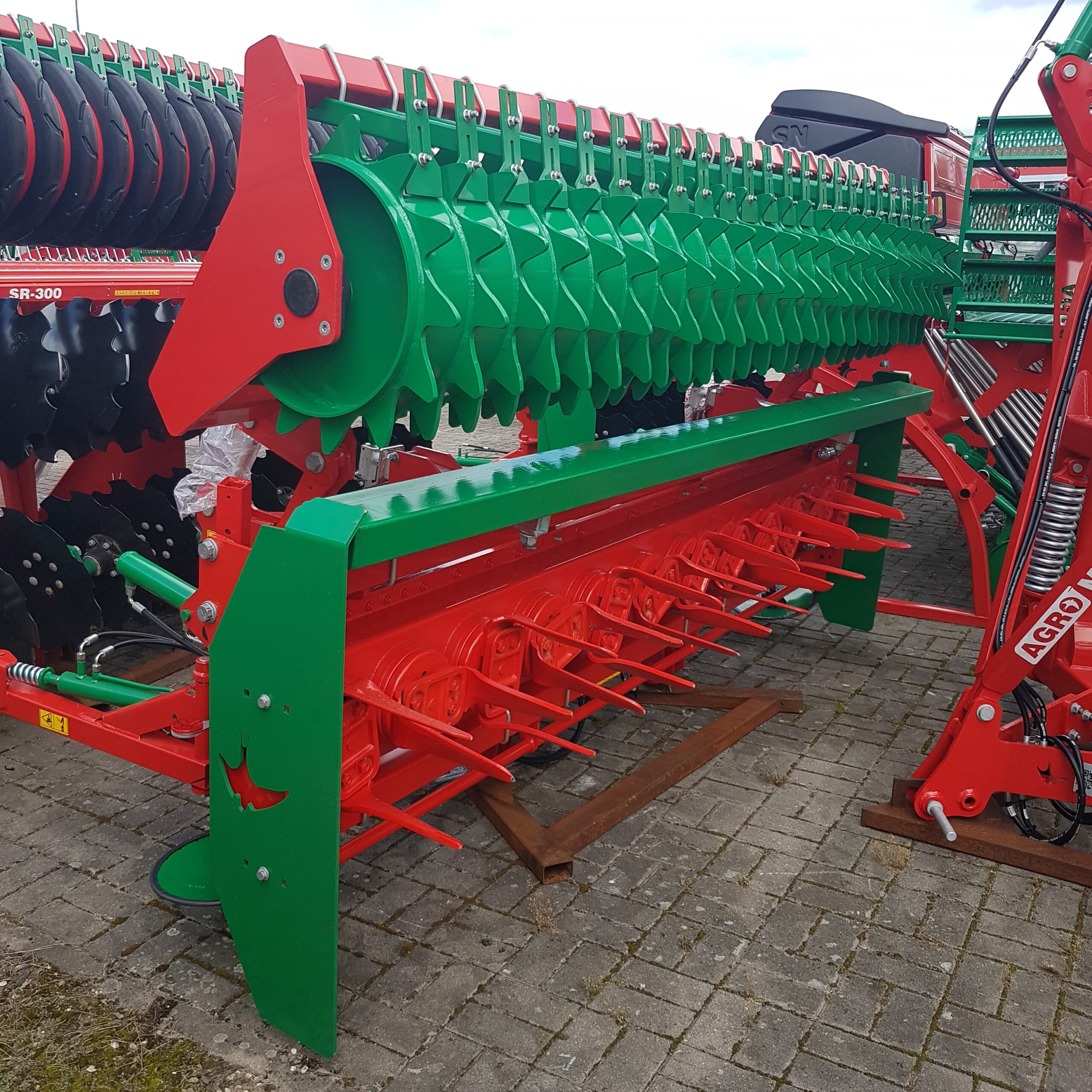 Siewnik nadbudowany SN301 z agregatem aktywnym ANA30 AGRO-MASZ