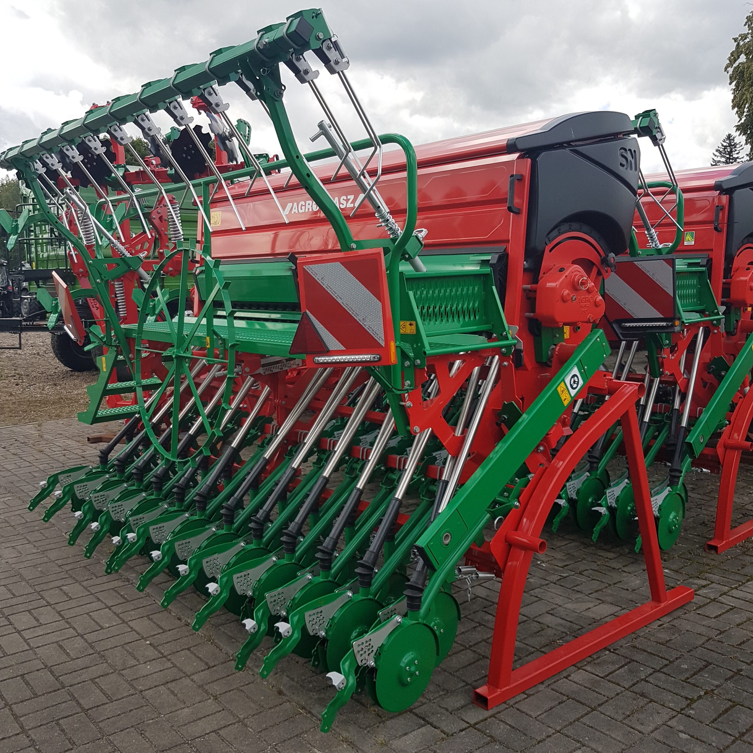 Siewnik nadbudowany SN301 z agregatem aktywnym ANA30 AGRO-MASZ - obrazek 7