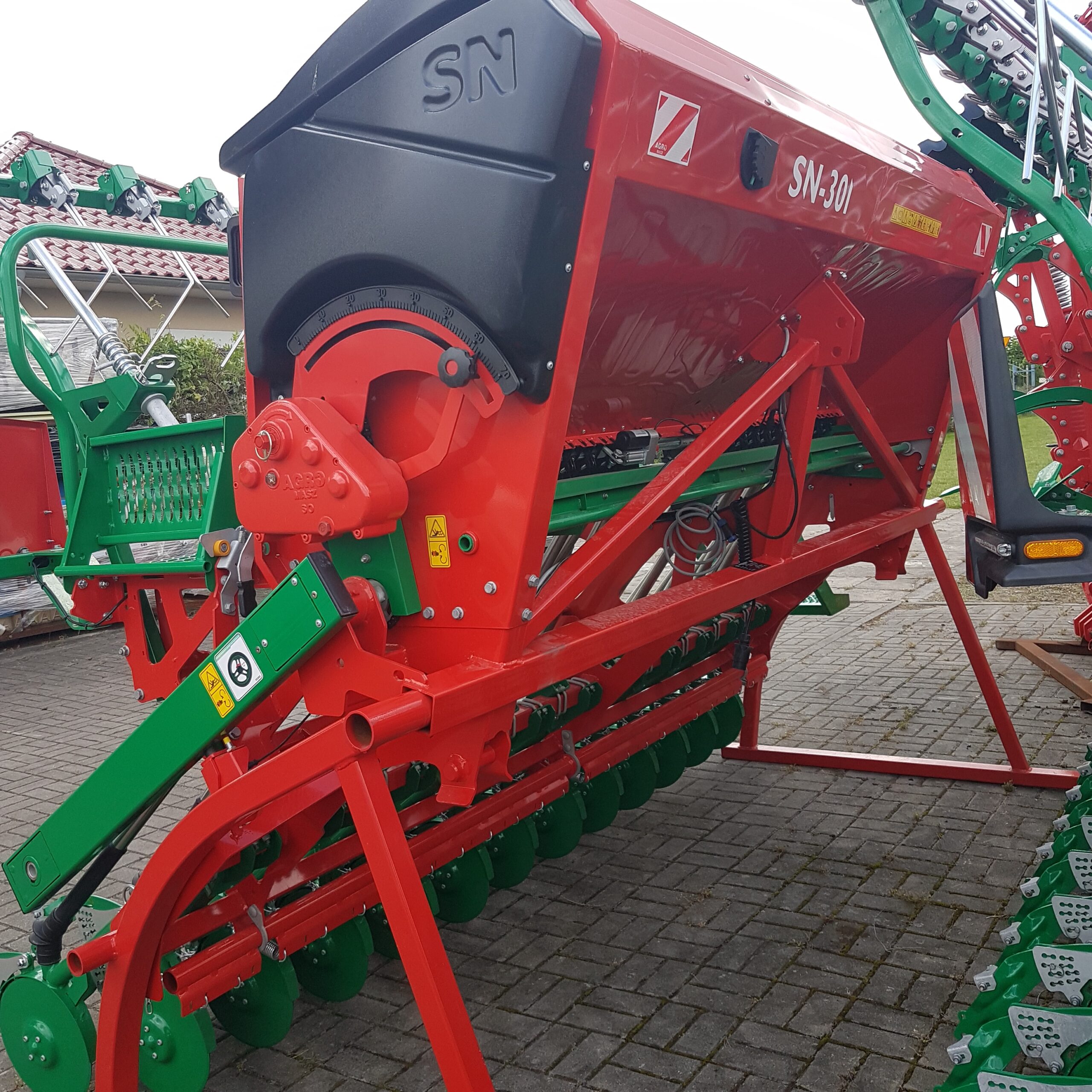 Siewnik nadbudowany SN301 z agregatem aktywnym ANA30 AGRO-MASZ - obrazek 9